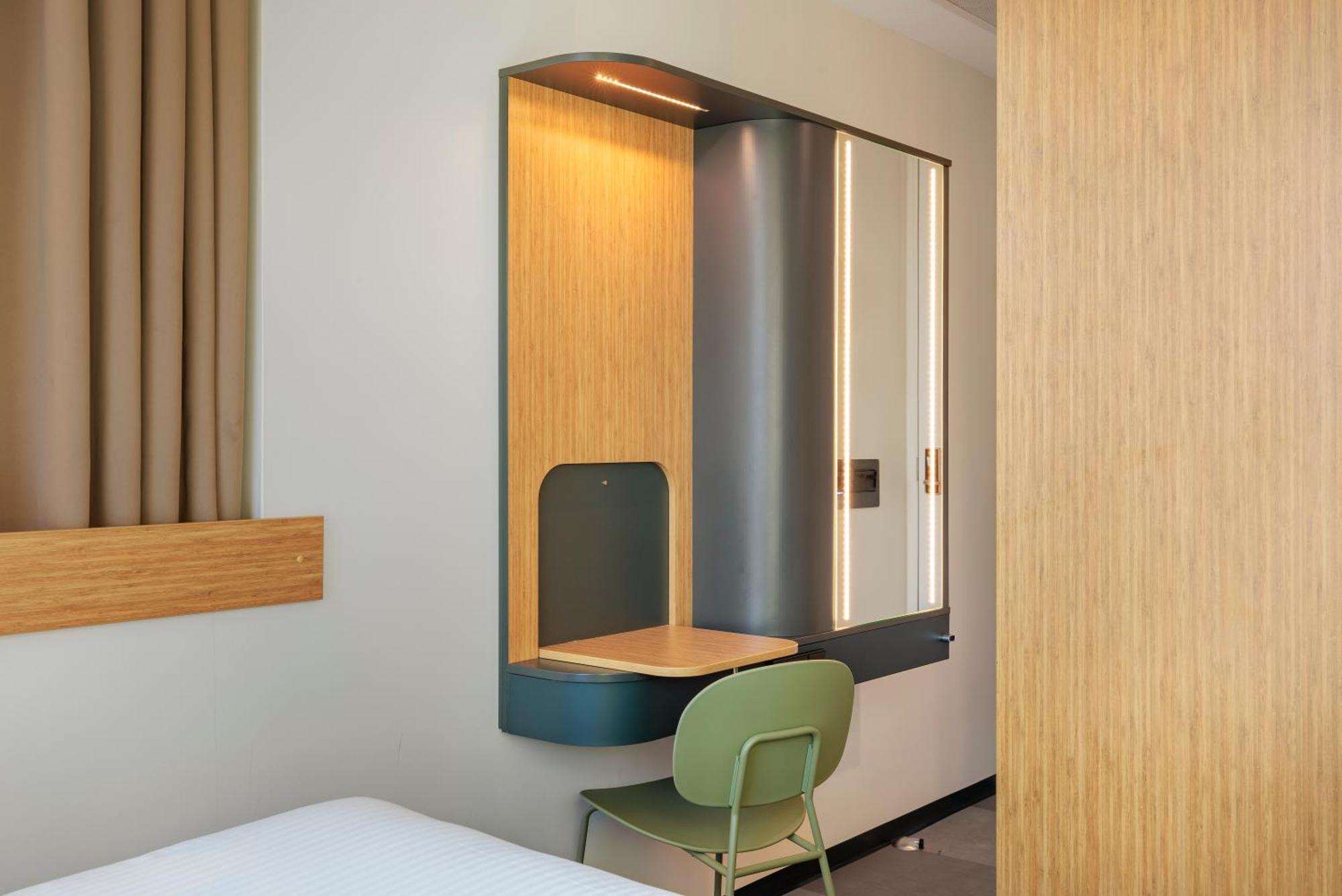 Maxhotel Amsterdam Airport Schiphol - Recently Renovated Hoofddorp Zimmer foto